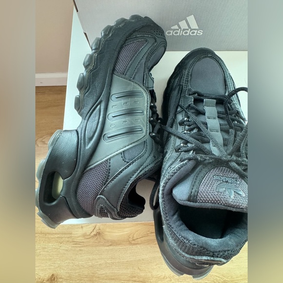 Adidas Sneakers. Size 6. - Picture 5 of 6